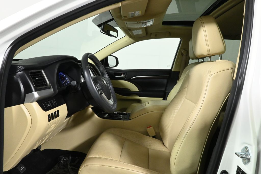 Thumbnail: 2016 Toyota Highlander - 3