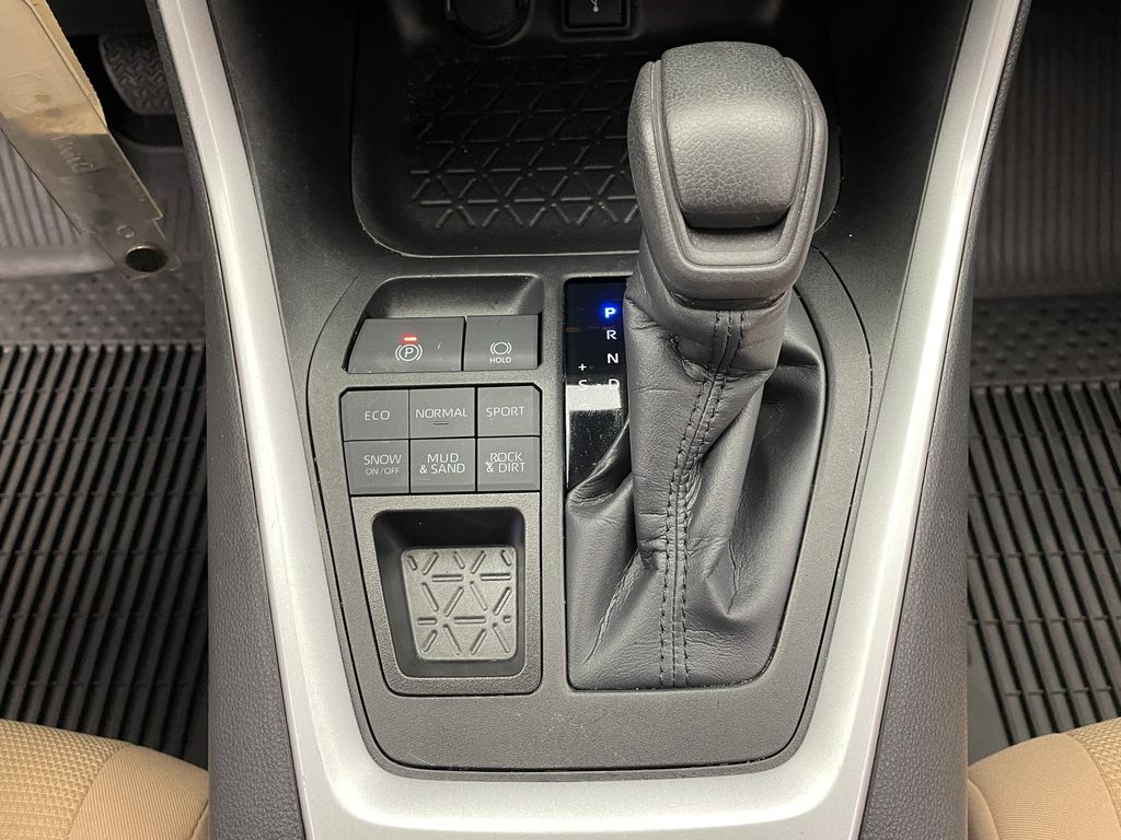 2022 Toyota RAV4 LE 28
