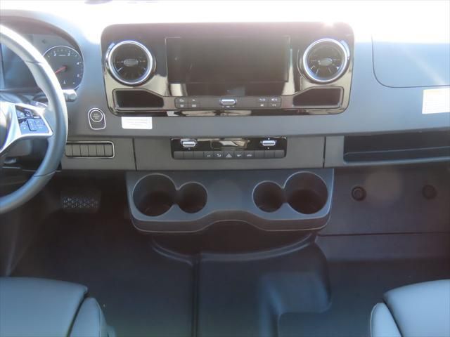 Thumbnail: 2025 Mercedes-Benz Sprinter - 15