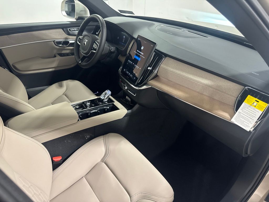 New 2026  Volvo B6 Plus 7-Seater image 28