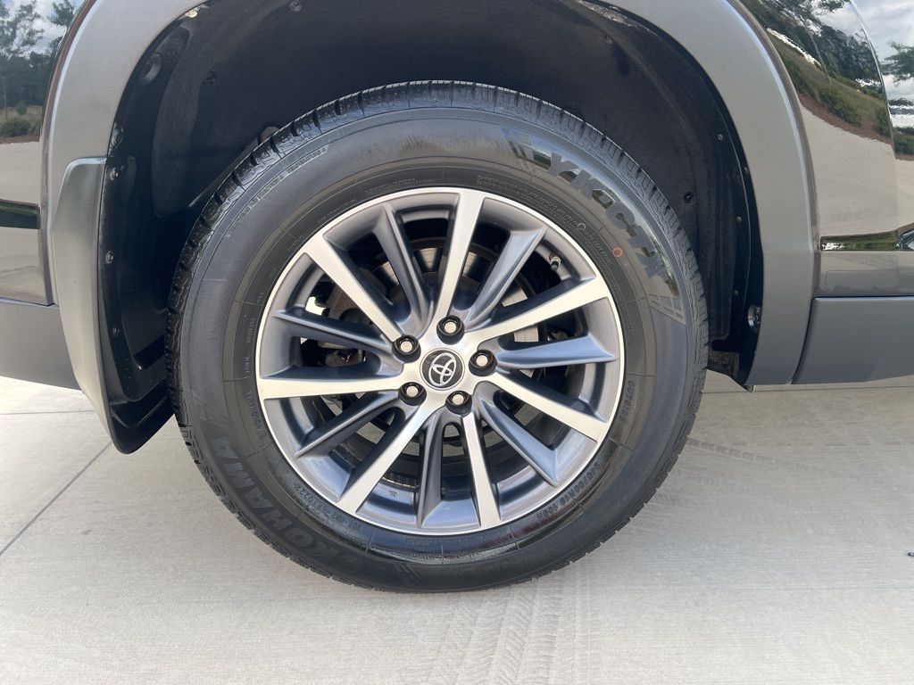 2019 Midnight Black Metallic Toyota Highlander XLE AWD SUV