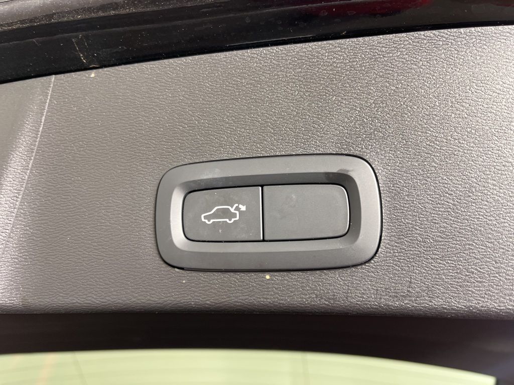 Thumbnail: 2022 Volvo XC40 - 22