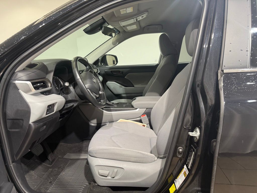2023 Toyota Highlander LE 14