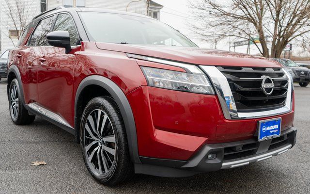 2023 Nissan Pathfinder Platinum - 3
