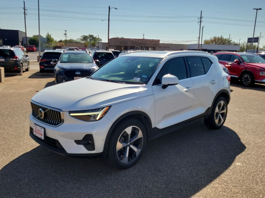 2023 Volvo XC40 B4 Plus Bright Theme - 3