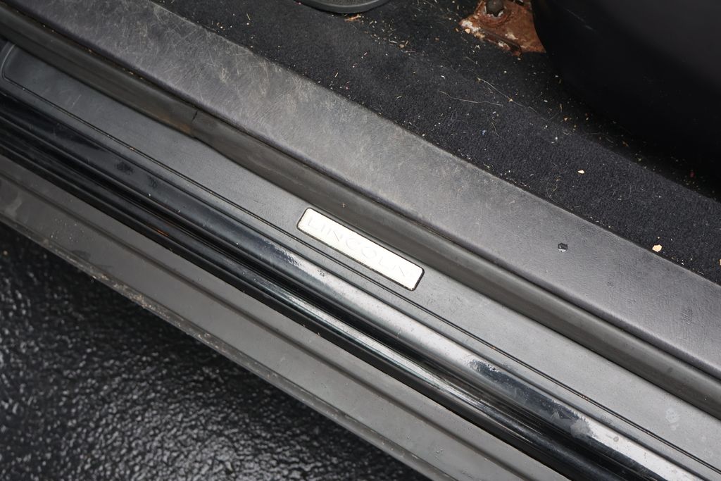 Thumbnail: 2004 Lincoln Town Car - 21