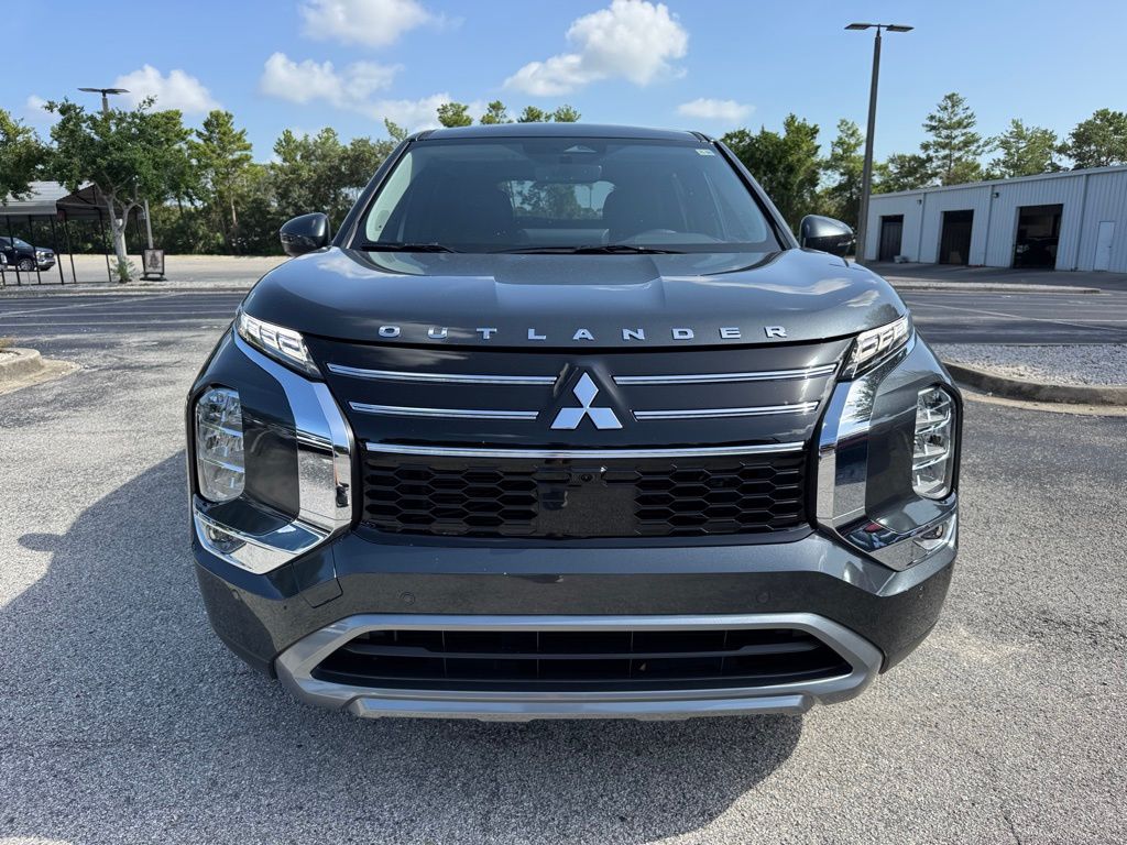2025 Mitsubishi Outlander SE photo 2