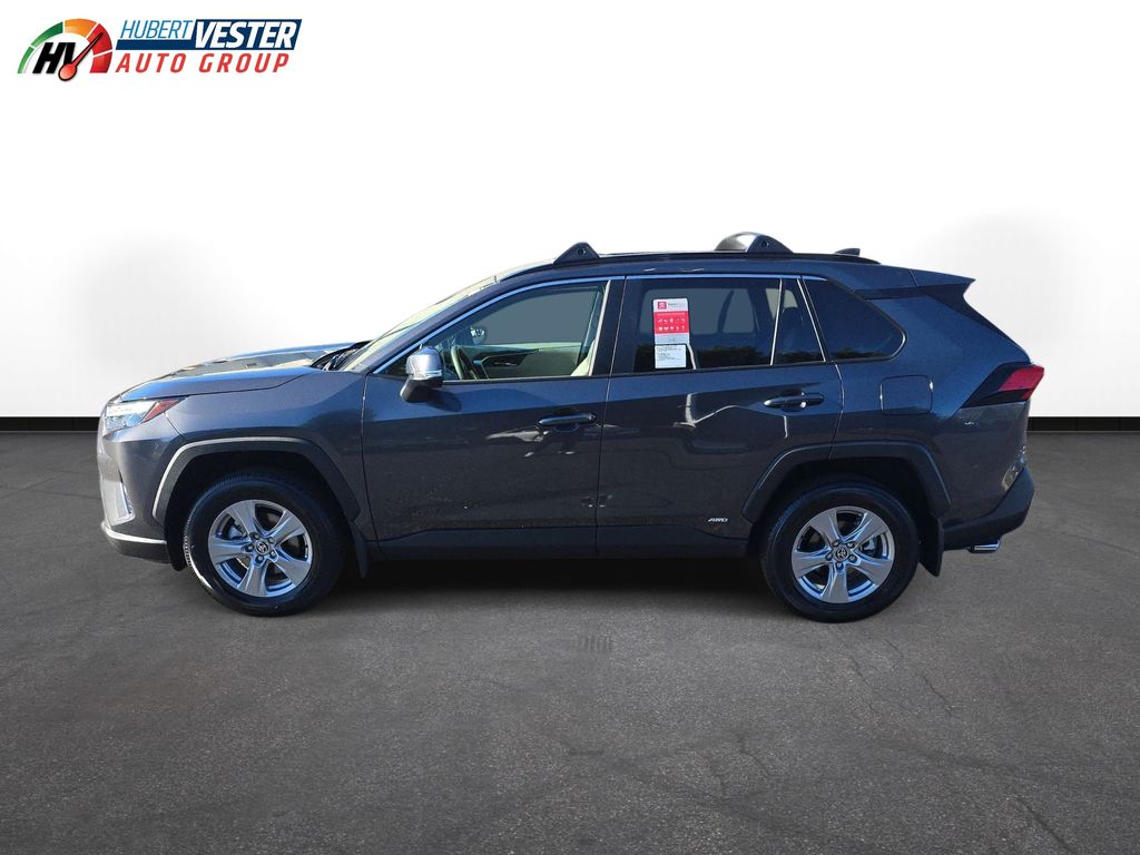 2025 Toyota RAV4 XLE's photo