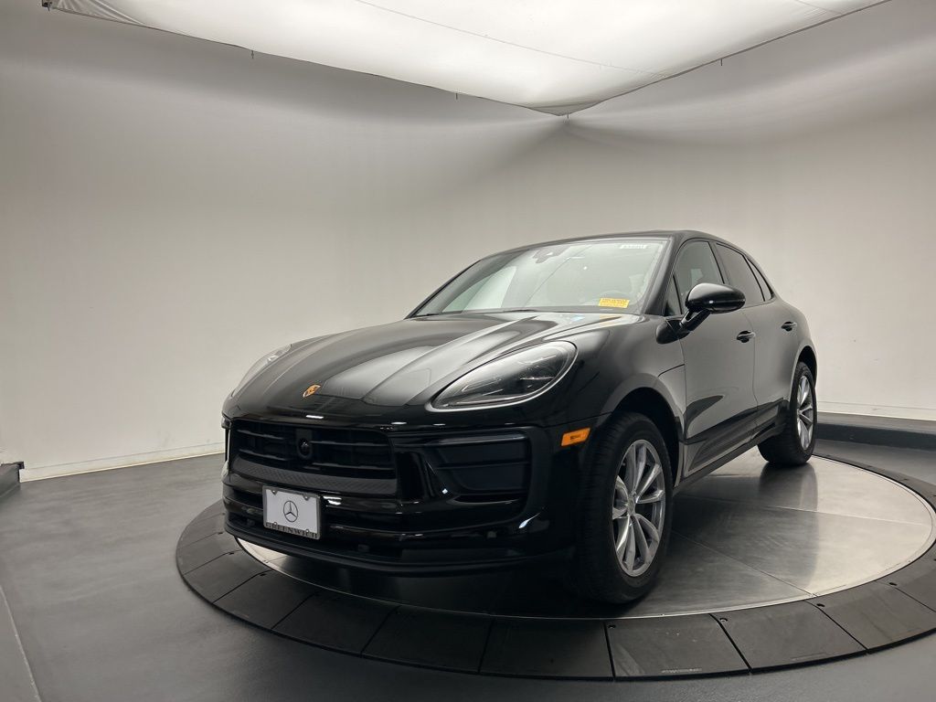 Thumbnail: 2025 Porsche Macan - 3