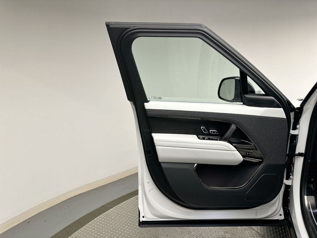 Thumbnail: 2026 Land Rover Range Rover Sport - 9