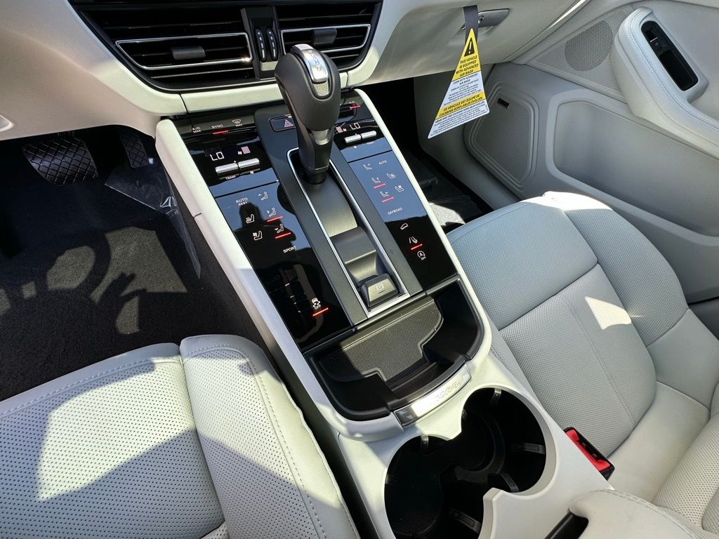 2025 Porsche Macan  22