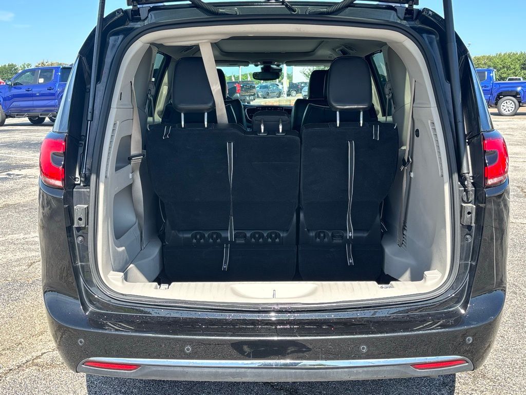 2023 Chrysler Pacifica Limited photo