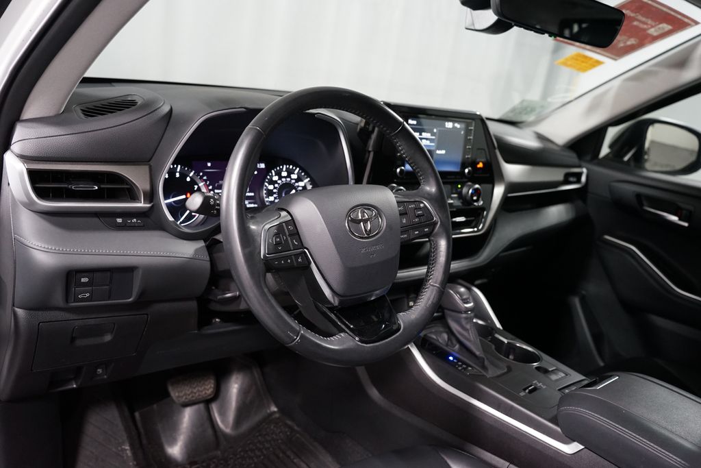 Thumbnail: 2021 Toyota Highlander - 7