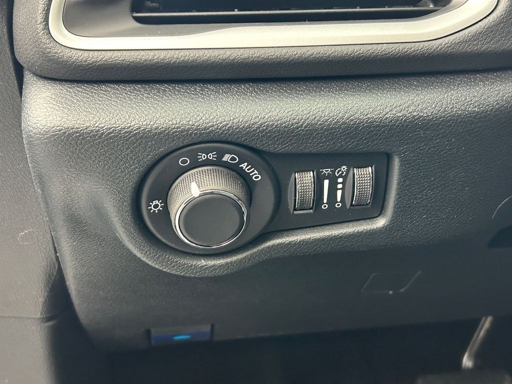 New 2026 Bright White Clearcoat Chrysler LX image 21