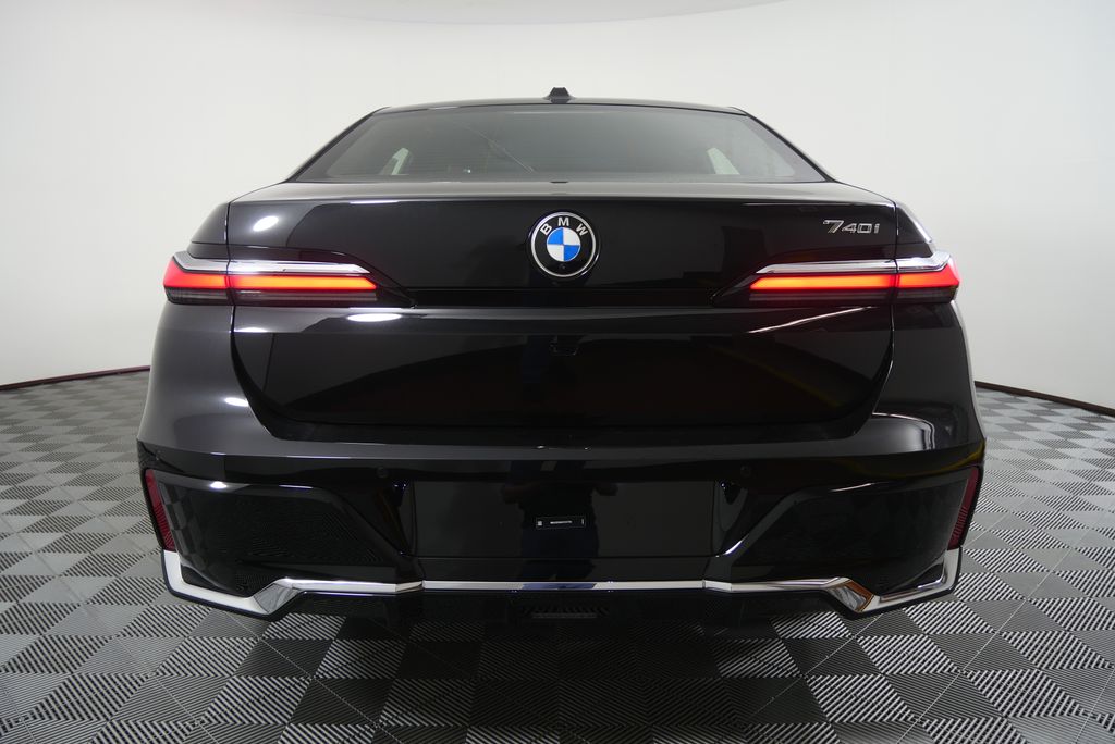 Thumbnail: 2026 BMW 7 Series - 4