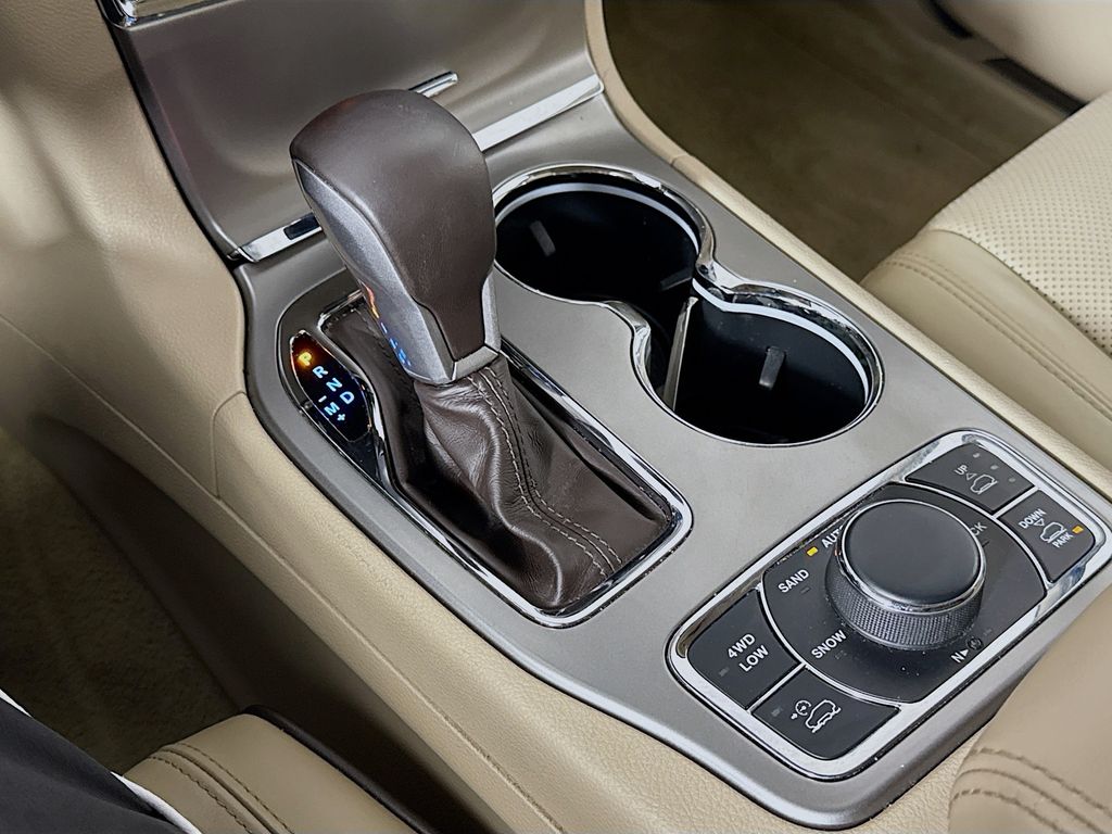 Thumbnail: 2020 Jeep Grand Cherokee - 17