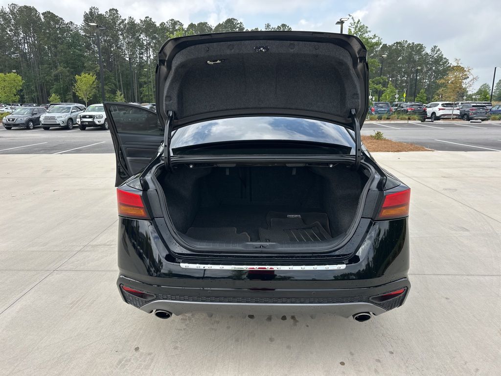 2022 Super Black Clearcoat Nissan Altima 2.5 SR FWD Sedan