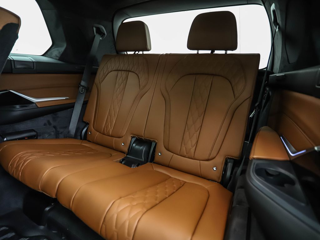 Thumbnail: 2026 BMW X7 - 25