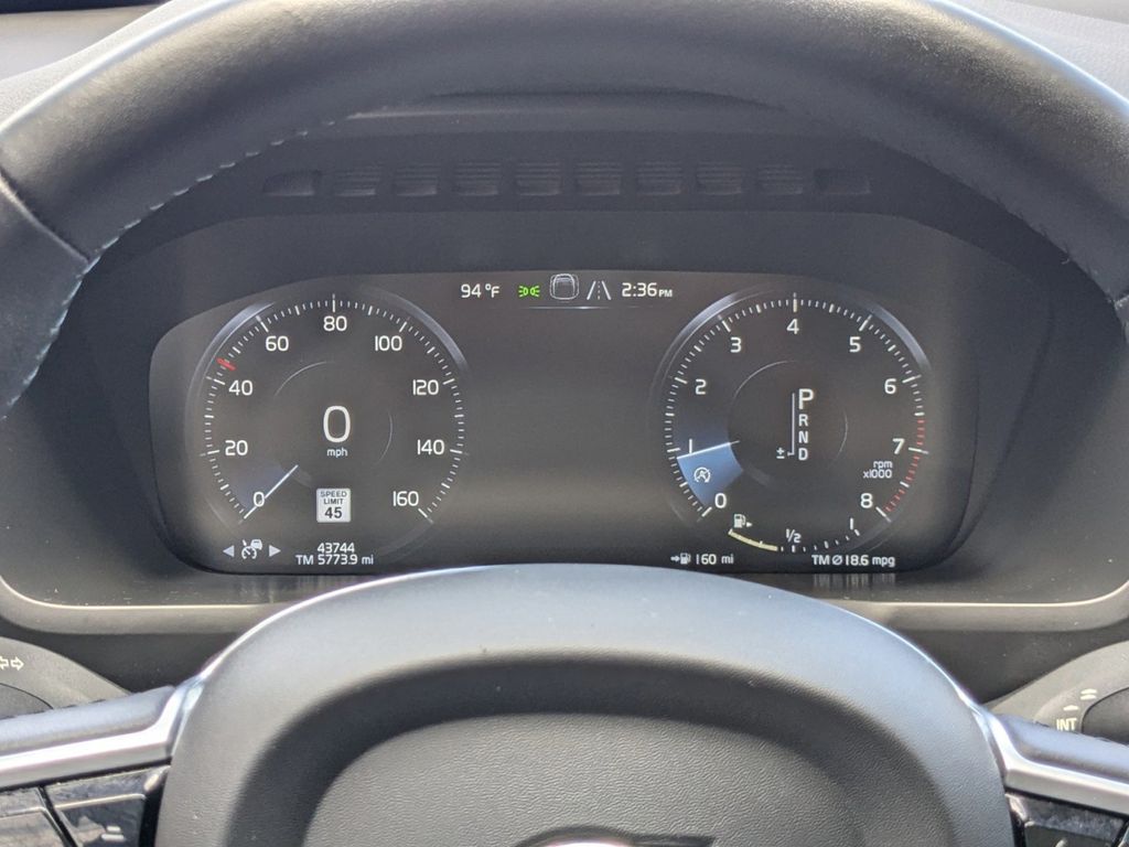 2022 Volvo XC90 T6 Momentum 6-Passenger