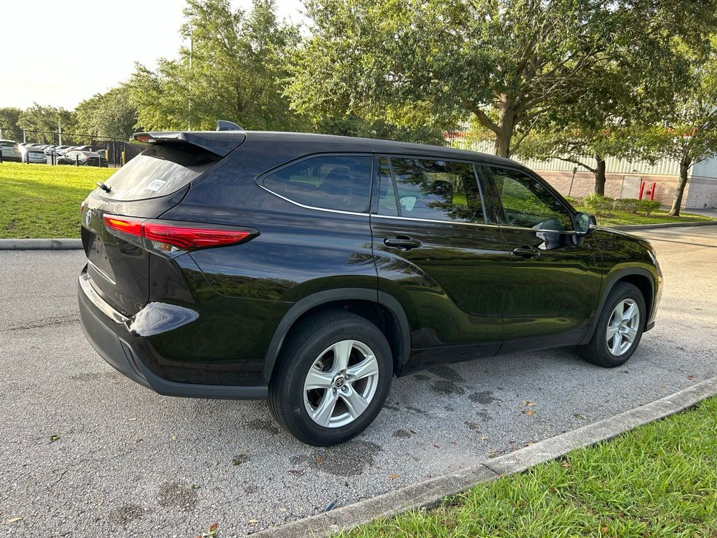 Thumbnail: 2022 Toyota Highlander - 5