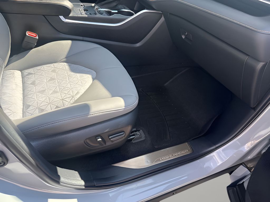 Used Car 2023 Toyota Highlander Hybrid  Bronze Edition For Sale Under $40,000 In Austin, Texas