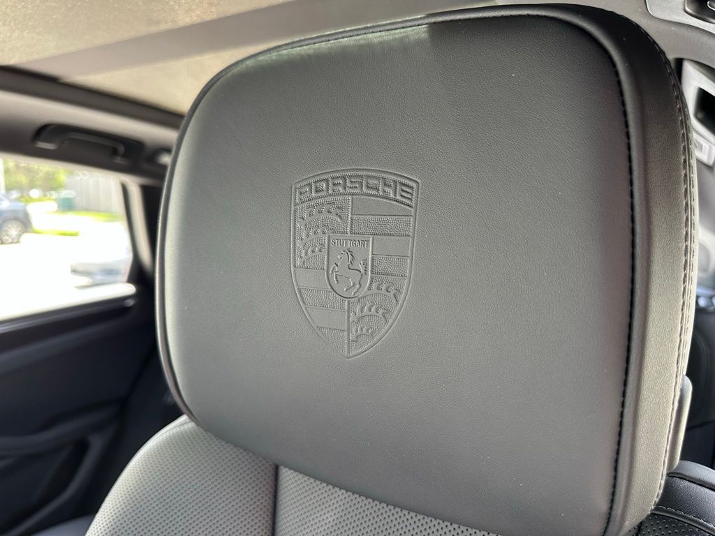 2025 Porsche Macan  18