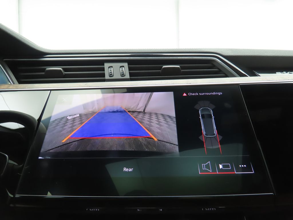 2022 Audi e-tron Premium 16