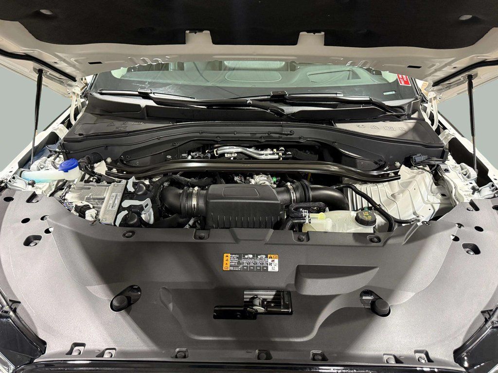 Certified Used 2025 Pristine White Metallic Tri-Coat Lincoln Reserve image 28