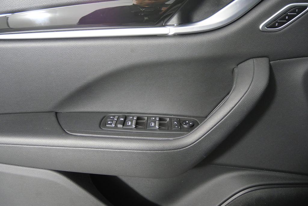 2021 Maserati Levante Base 8