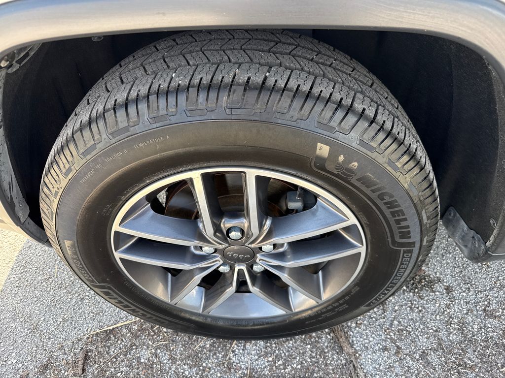 Used 2020 Silver Jeep Laredo E image 11