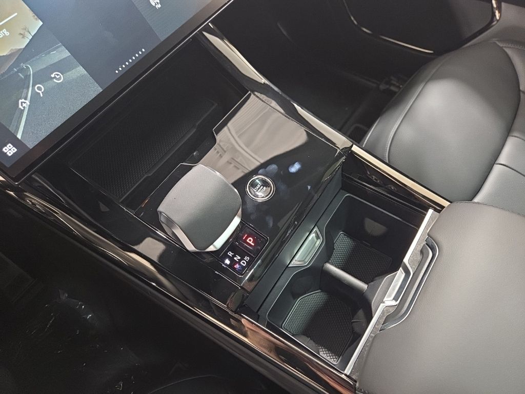 New 2026 Silver Land Rover Dynamic SE image 13