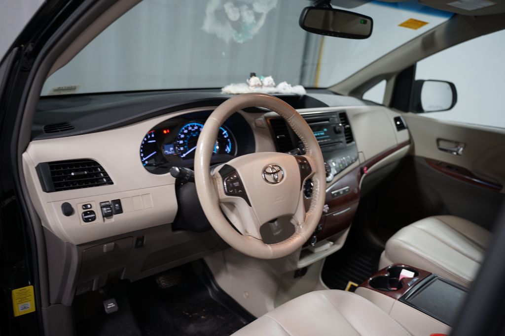 2014 Toyota Sienna XLE 7