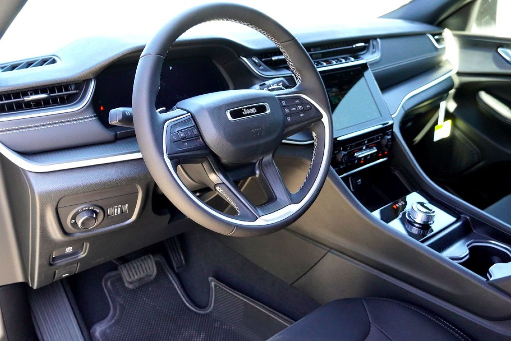 New Car 2025 Jeep Grand Cherokee  Laredo For Sale Under $40,000 In Taylor, Texas