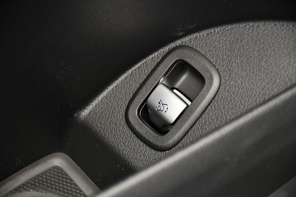 Thumbnail: 2025 Mercedes-Benz GLC - 32