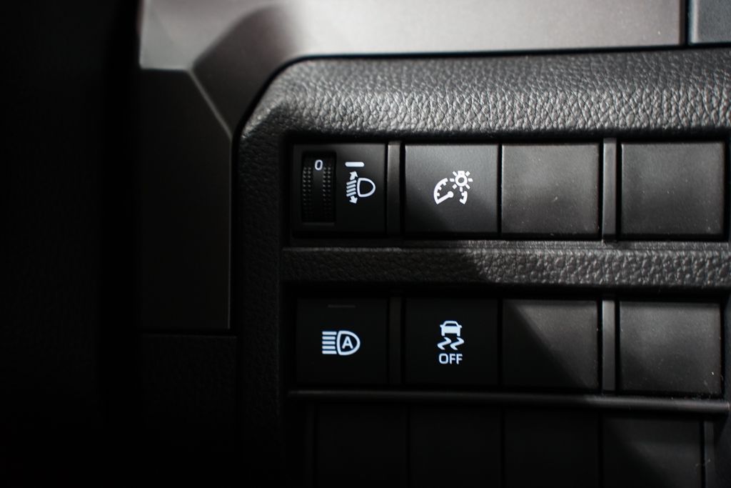 2025 Toyota Tacoma SR5 25