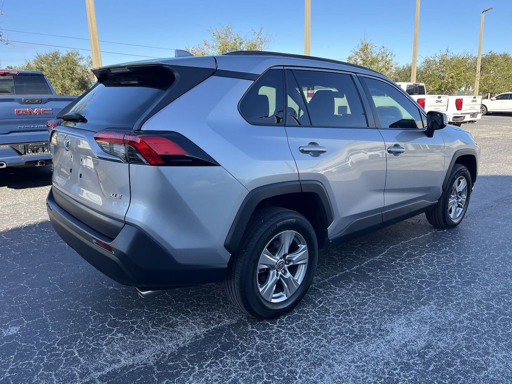 2022 Toyota RAV4 XLE 5