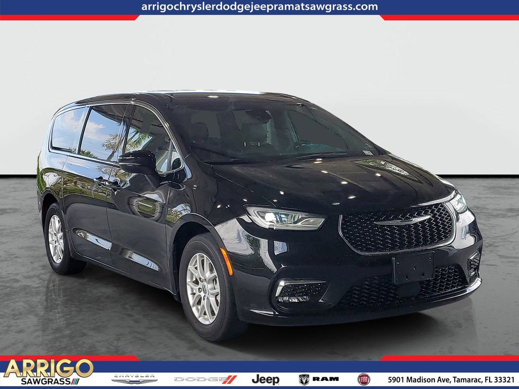 2025 Chrysler Pacifica Select