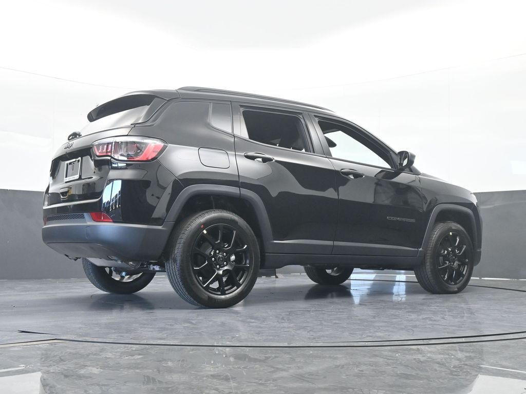 New 2026 Diamond Black Crystal Pearlcoat Jeep Latitude image 58