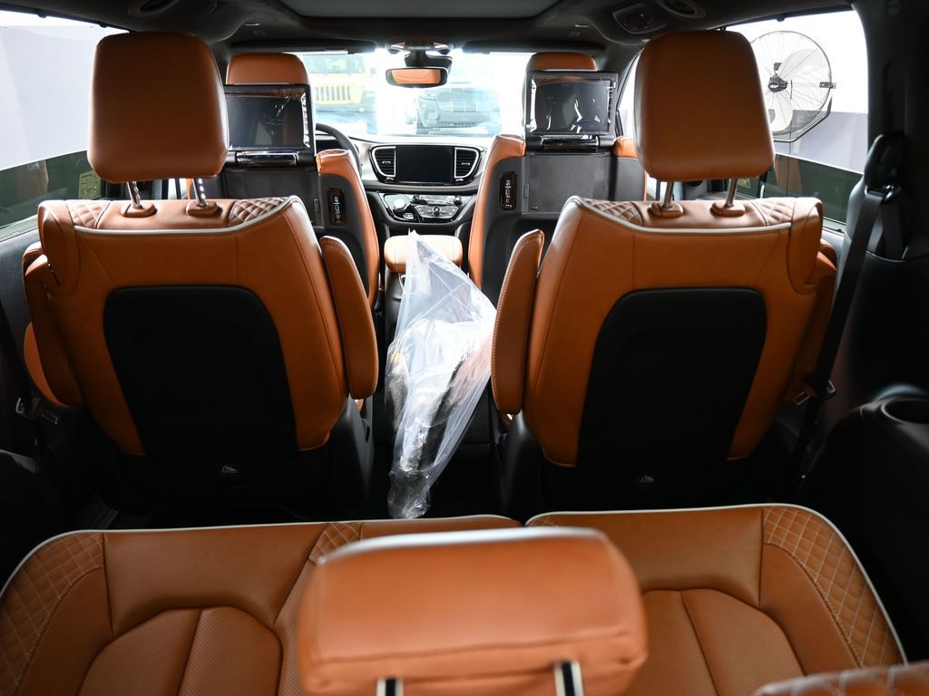 New 2026 Diamond Black Crystal Pearlcoat Chrysler Pinnacle image 40