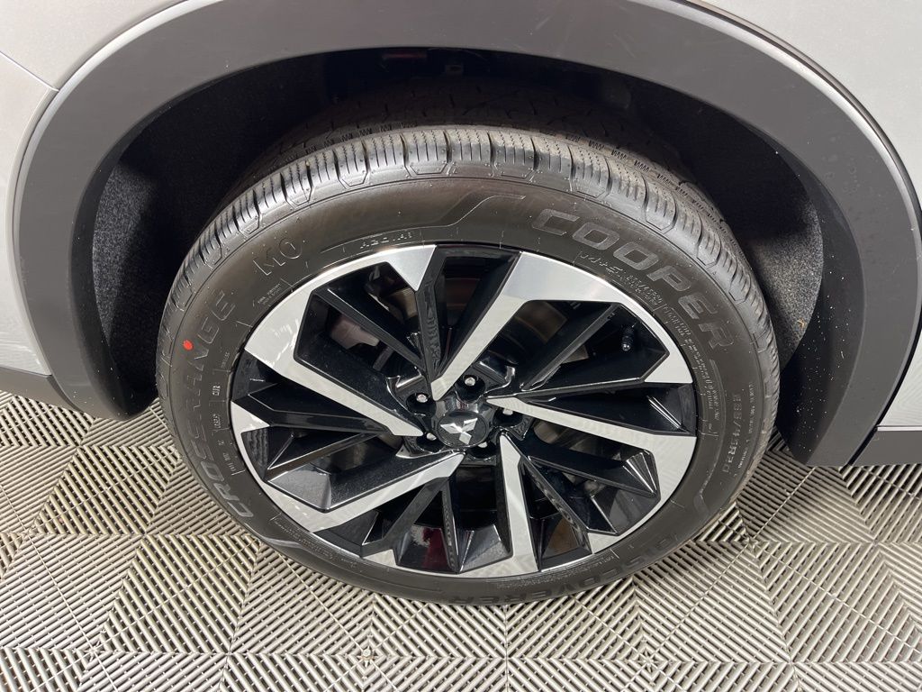 Thumbnail: 2024 Mitsubishi Outlander - 12