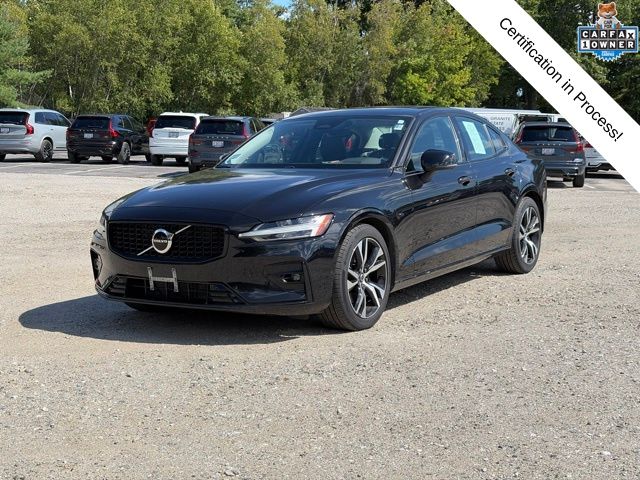 2025 Volvo S60 Negro (Onyx Black Metallic) Sedán Tracción en las cuatro ruedas Automática
