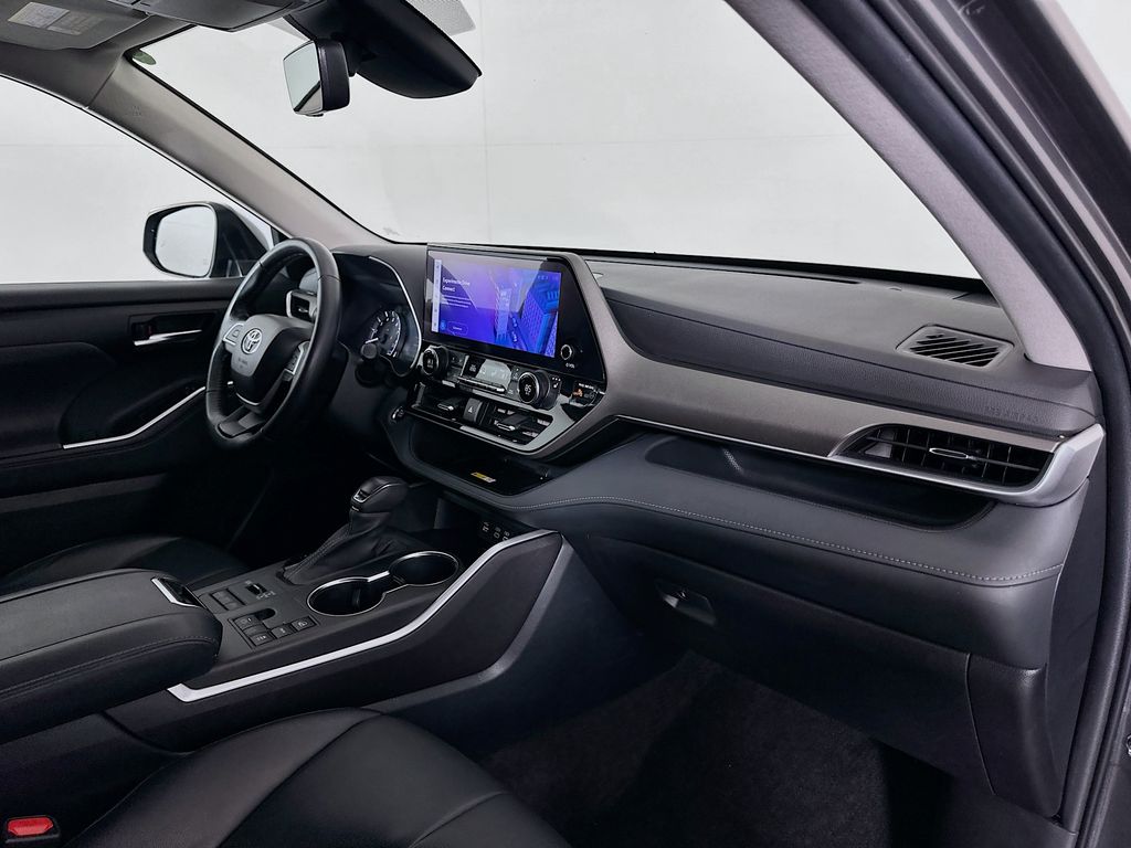 Thumbnail: 2023 Toyota Highlander - 30