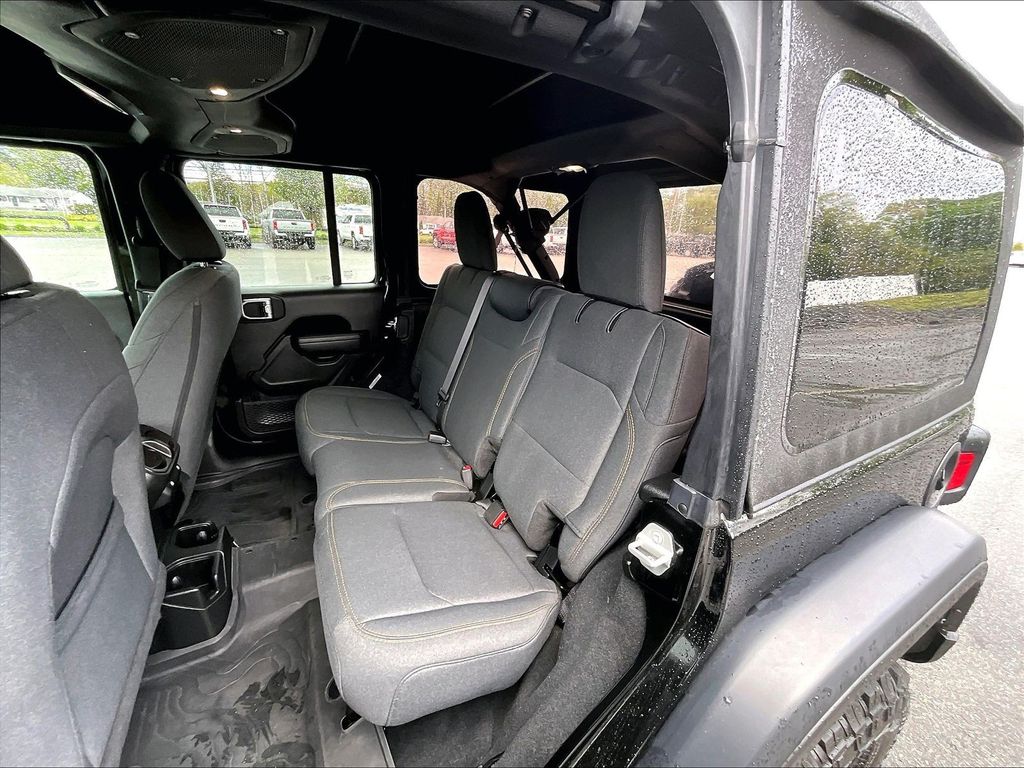 2024 Jeep Wrangler — photo 15