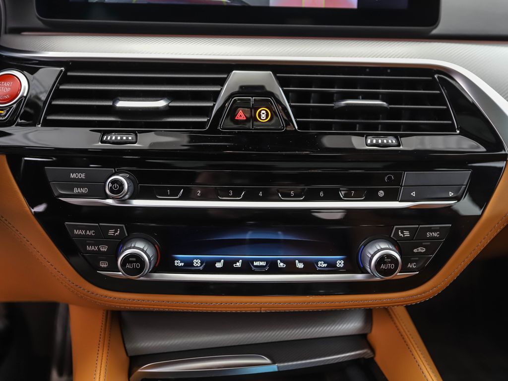 Thumbnail: 2022 BMW M5 - 18