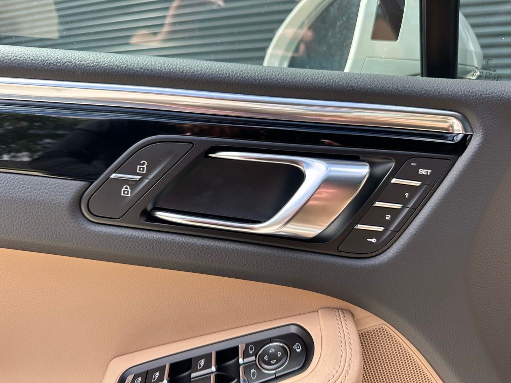 Thumbnail: 2026 Porsche Macan - 20