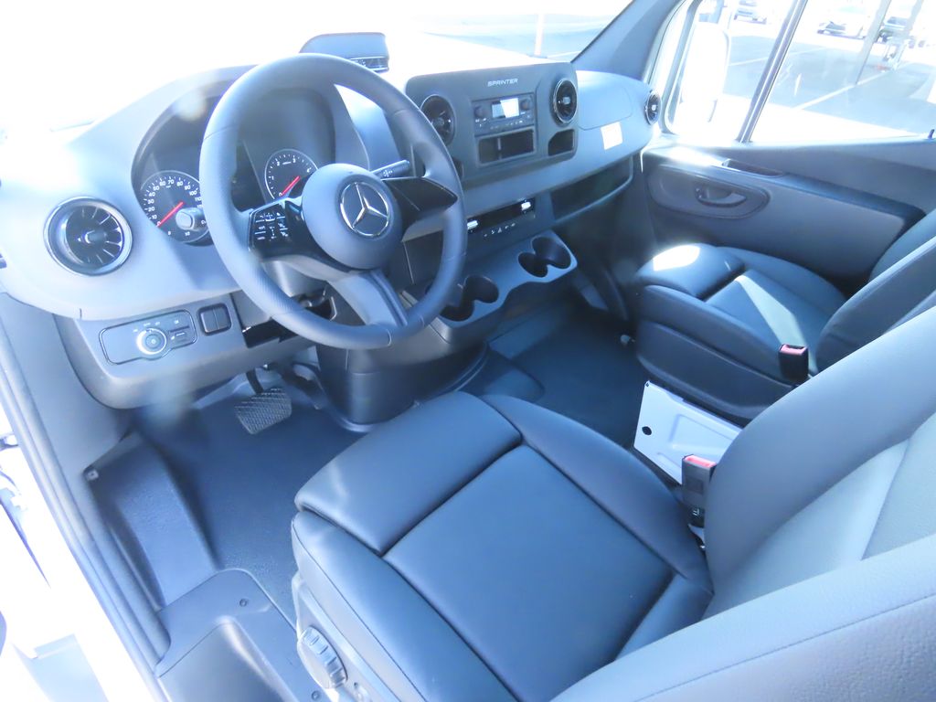 Thumbnail: 2025 Mercedes-Benz Sprinter - 10