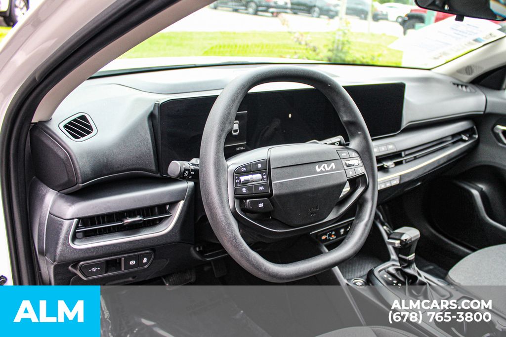 Used 2025 White Kia LXS image 22