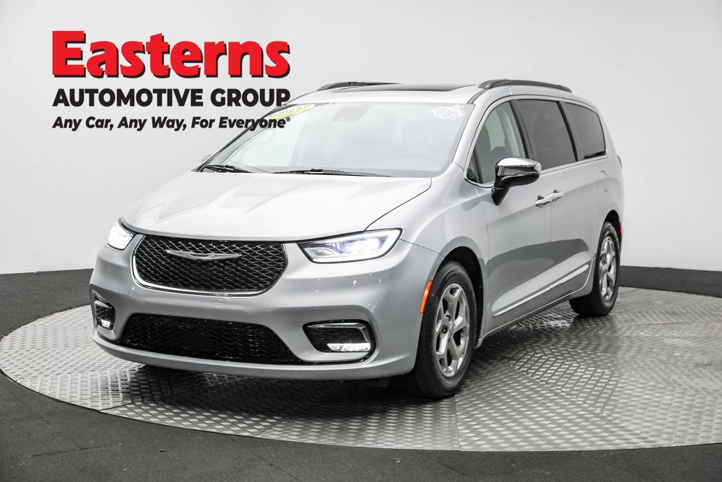 2023 Chrysler Pacifica Limited's photo