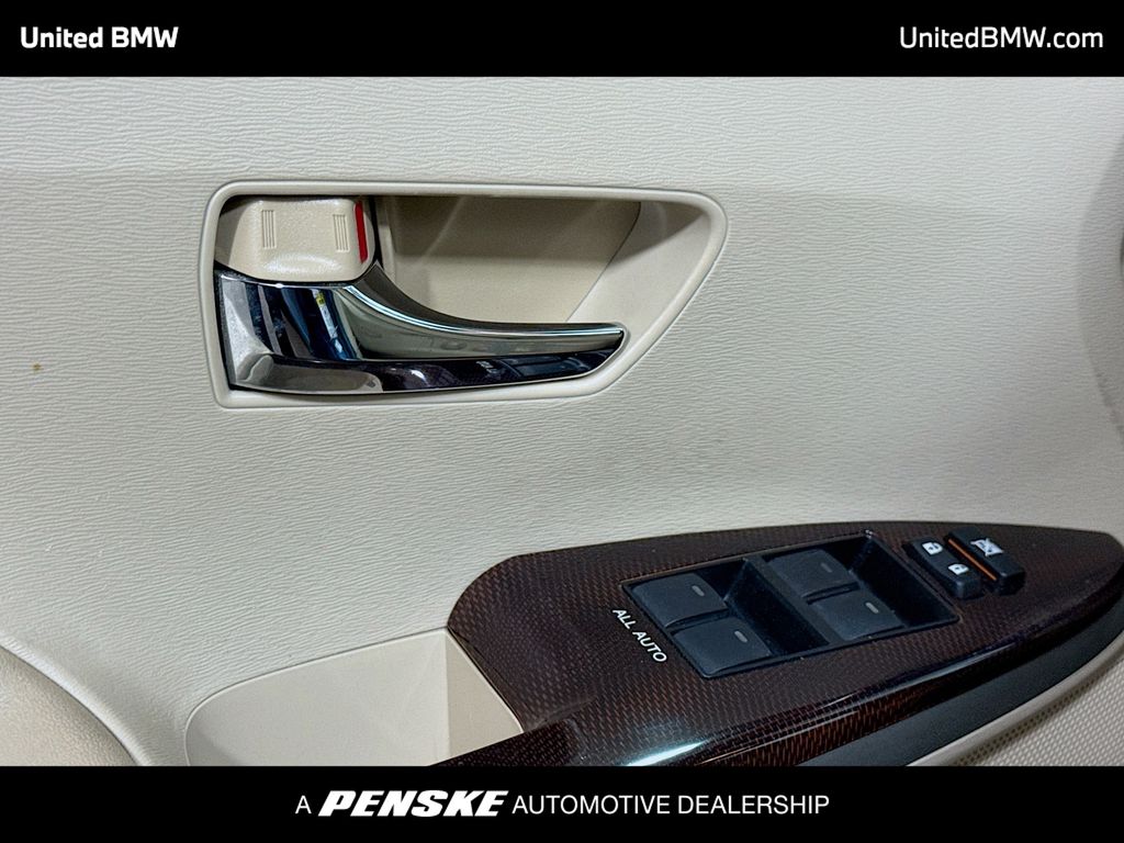 Thumbnail: 2011 Toyota Venza - 3