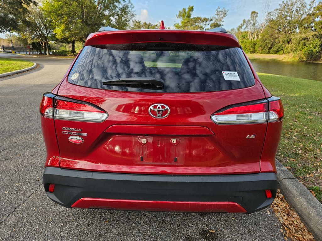 2022 Toyota Corolla Cross LE 4